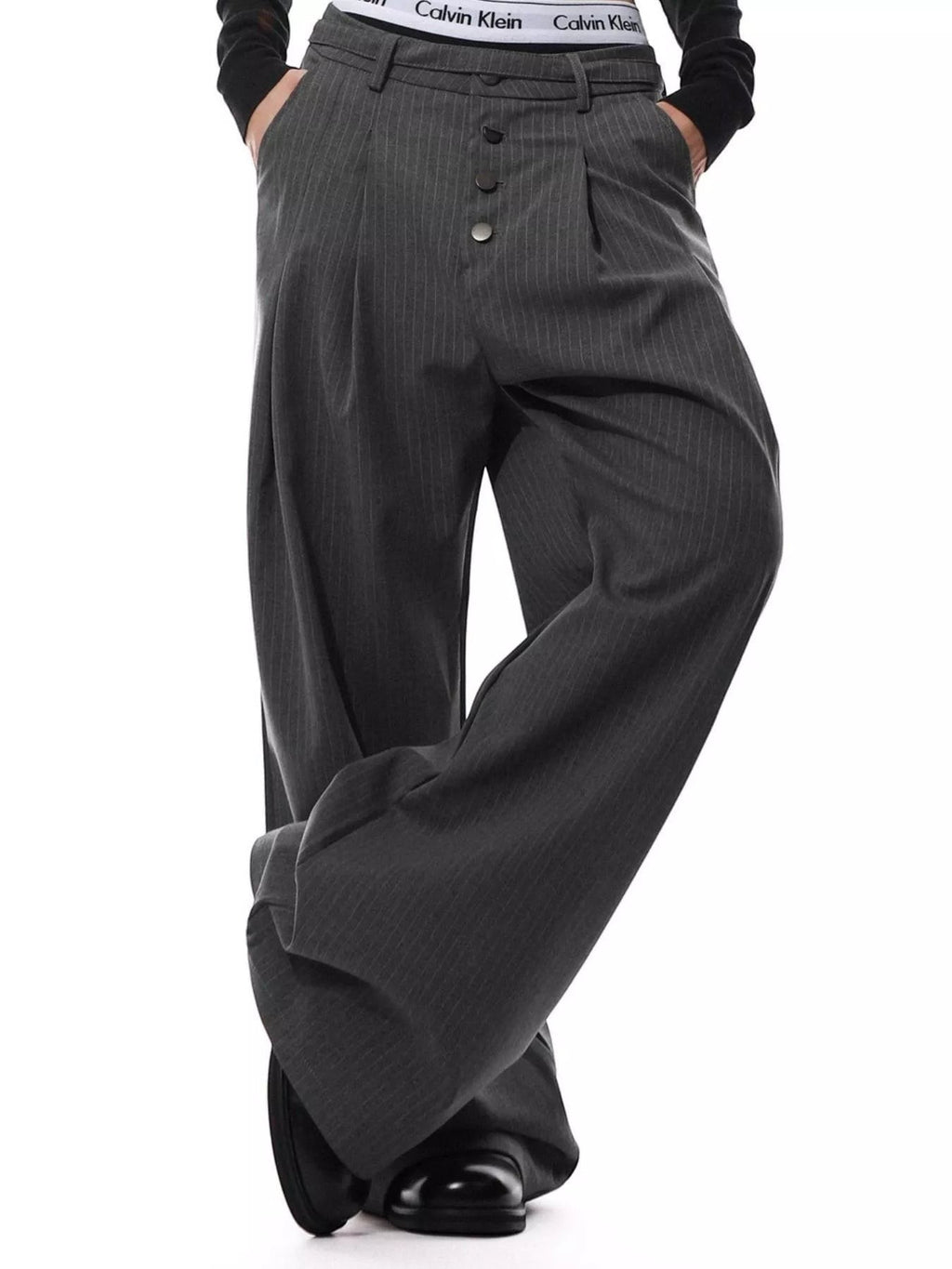 Stylio men's dark grey pinstripe wide-leg pants with button-front closure and pockets. Made of polyester and spandex blend.